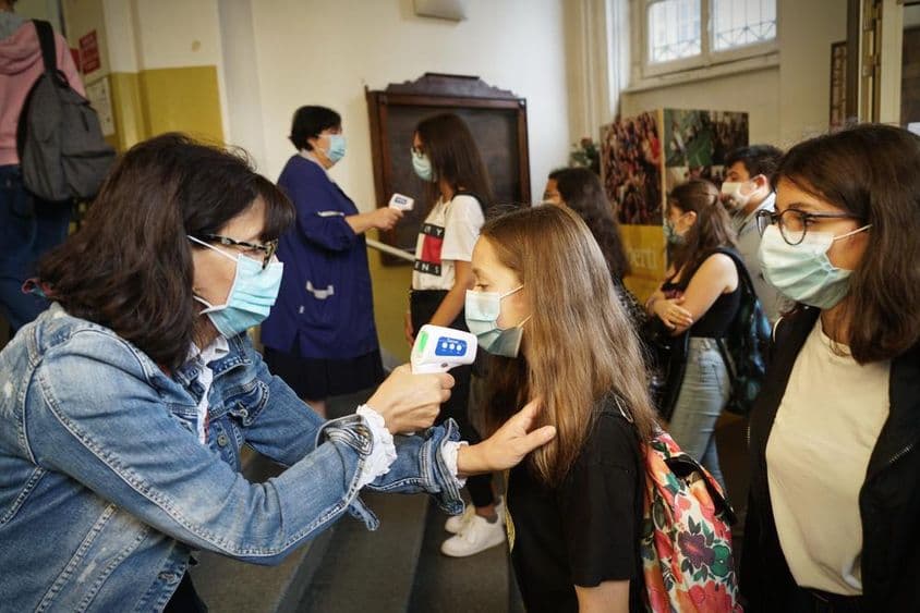 Estudantes têm sua temperatura verificada na escola.