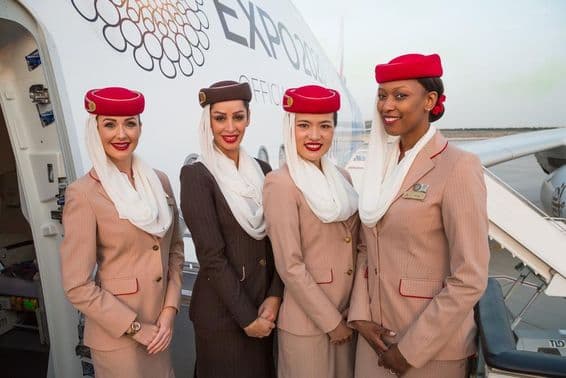 Membros da tripulação da cabine da companhia aérea Emirates.