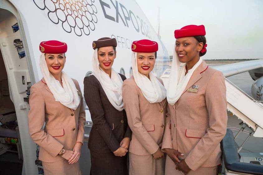 Membros da tripulação da cabine da companhia aérea Emirates.