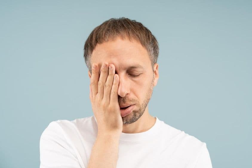 O homem cansado se sente esgotado, precisa de ajuda psicológica.