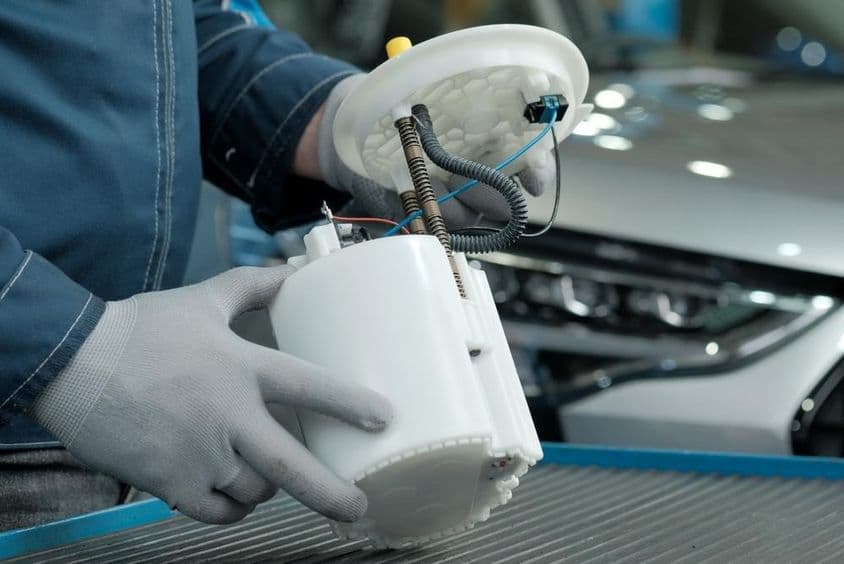 Preparação para instalação de uma nova bomba de combustível e substituição de um produto defeituoso.