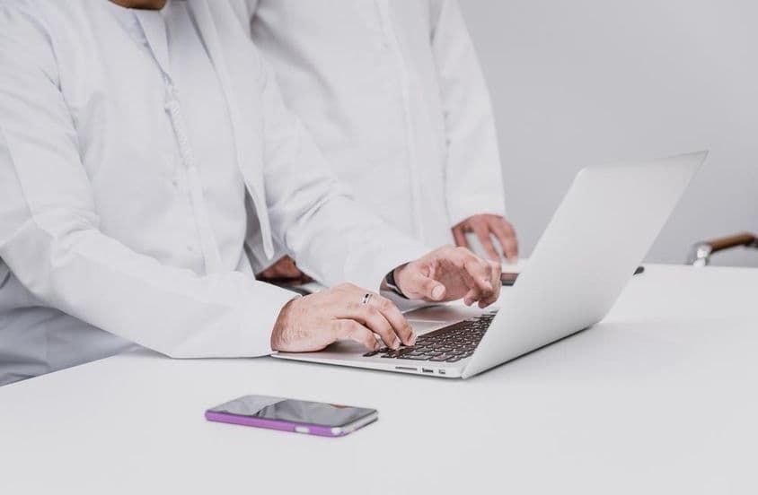 Empresários árabes em traje tradicional.