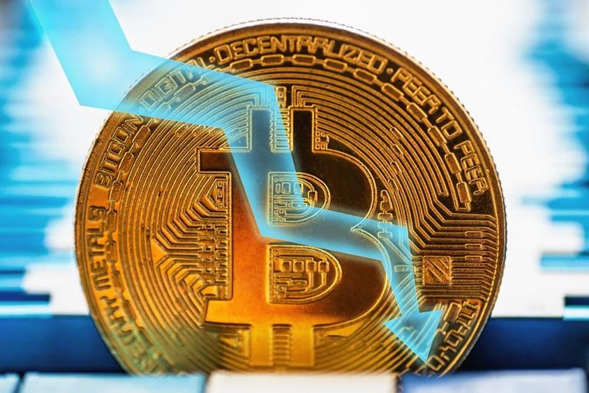 Moeda Bitcoin dourada - símbolo de criptomoeda e seta apontando para baixo em fundo técnico.