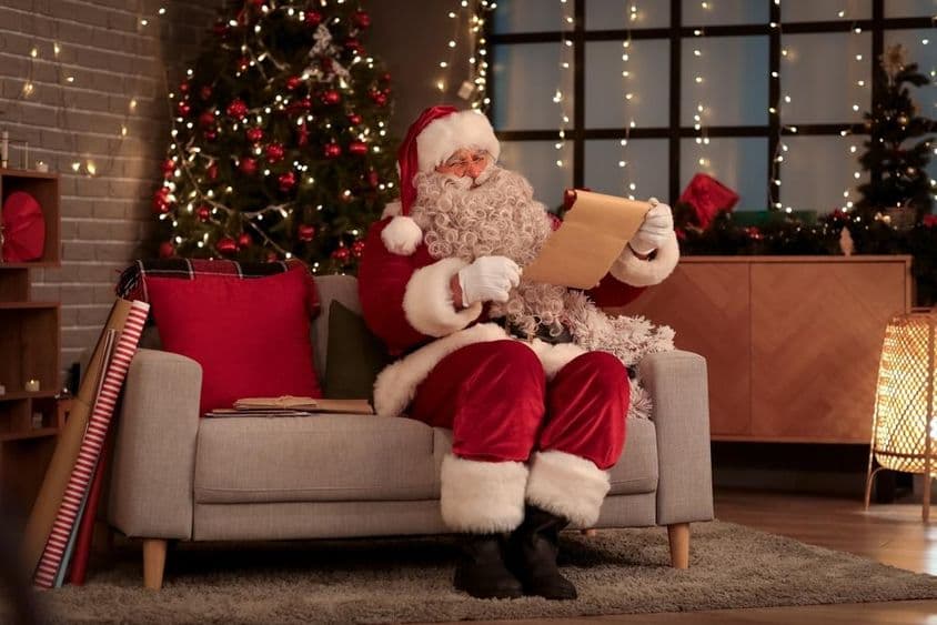 Papai Noel sentado em um sofá.