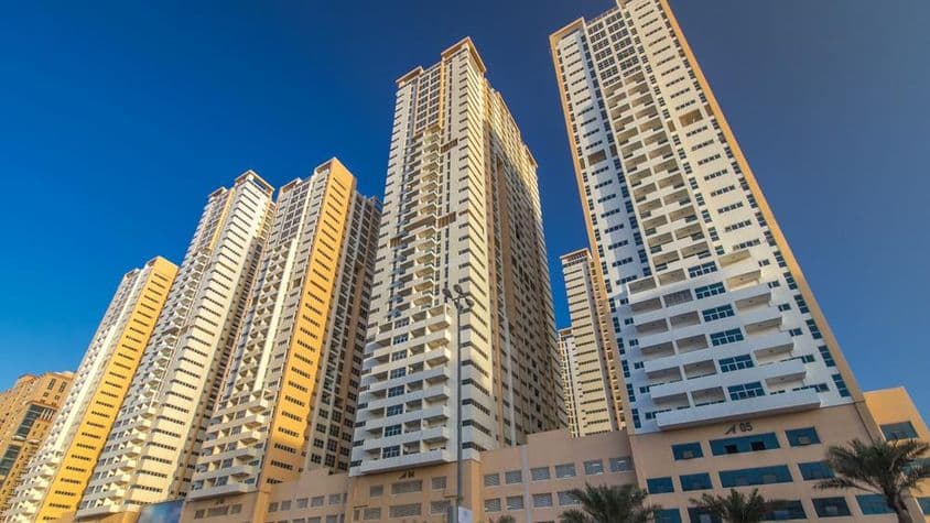 Novas torres modernas em Ajman.
