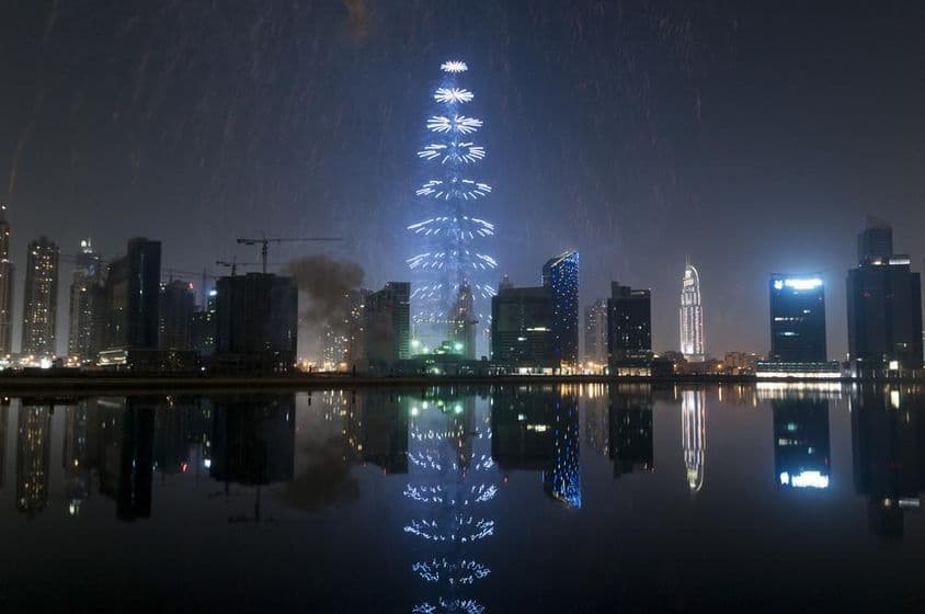 Celebração de Ano Novo e fogos de artifício no Burj Khalifa em Dubai.