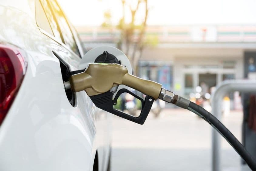 Bico de bomba de gasolina em um carro.