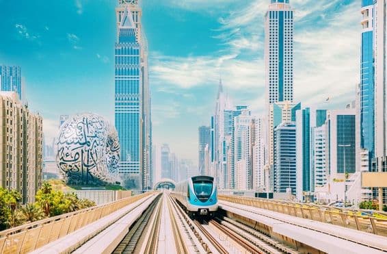Metrô de Dubai com o Museu do Futuro e arranha-céus ao fundo.