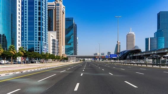 Estrada Sheik Zayed em Dubai em direção a Abu Dhabi.