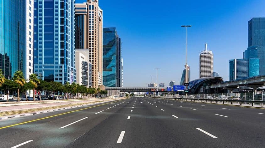Estrada Sheik Zayed em Dubai em direção a Abu Dhabi.