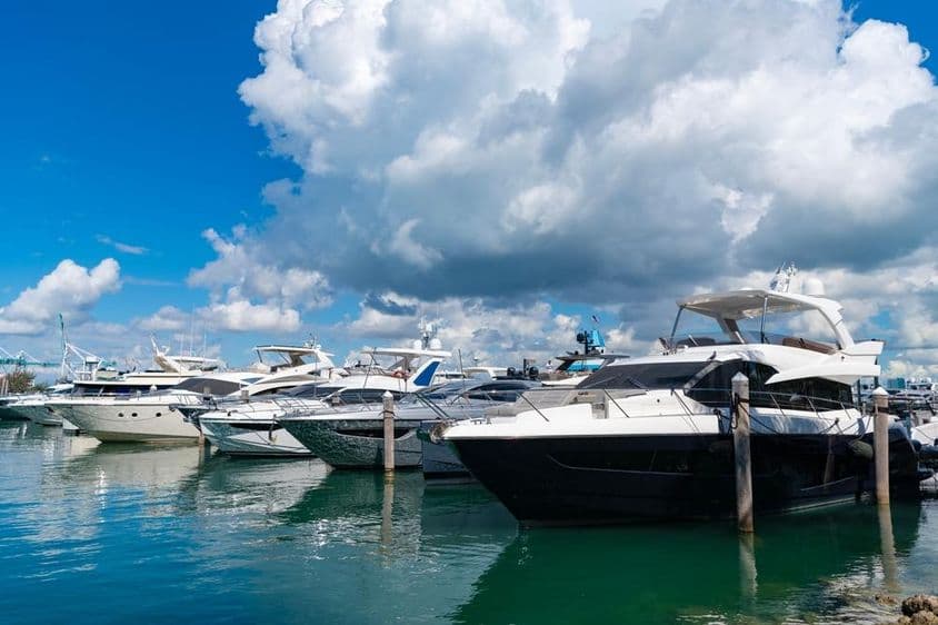 Iate em um porto marítimo.