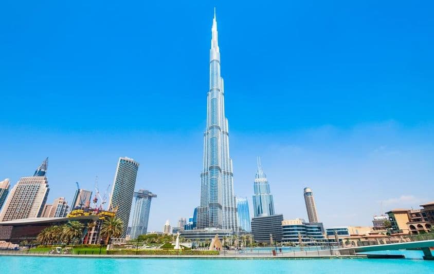 Burj Khalifa durante a encantadora hora azul.