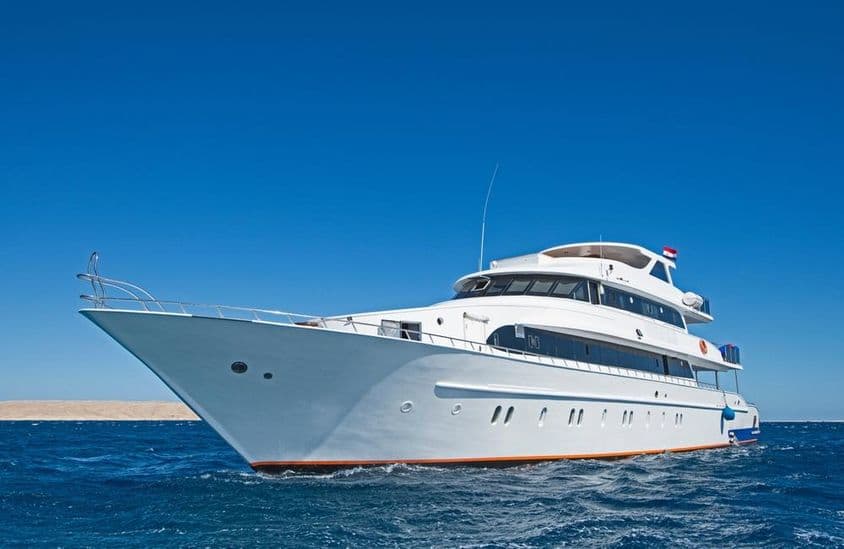 Um grande iate a motor privado de luxo cruzando o mar tropical.