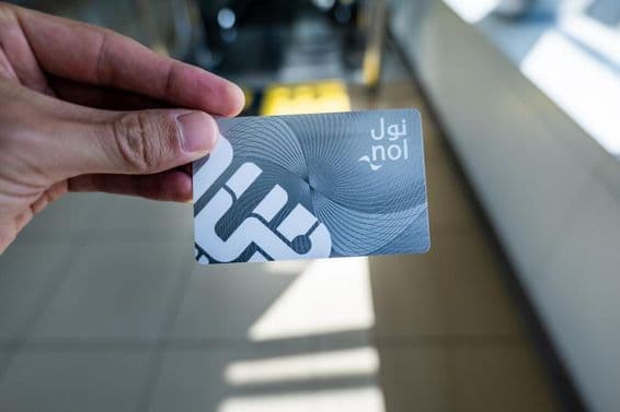 Cartão Nol de Dubai na mão de um homem.
