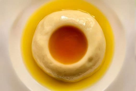 Aseeda, um doce bem conhecido, tradicionalmente preparado em reuniões, especialmente durante celebrações de nascimento ou eventos familiares durante os feriados.