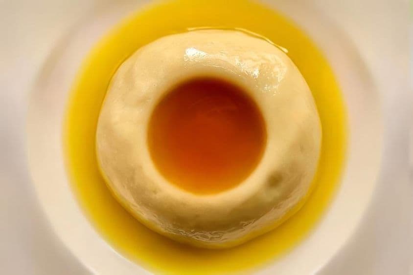 Aseeda, um doce bem conhecido, tradicionalmente preparado em reuniões, especialmente durante celebrações de nascimento ou eventos familiares durante os feriados.