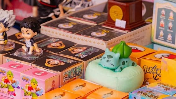 Coleção de merchandise de animes e jogos, incluindo Pokémon Bulbasaur, personagens de Haikyuu e figuras do Kirby.