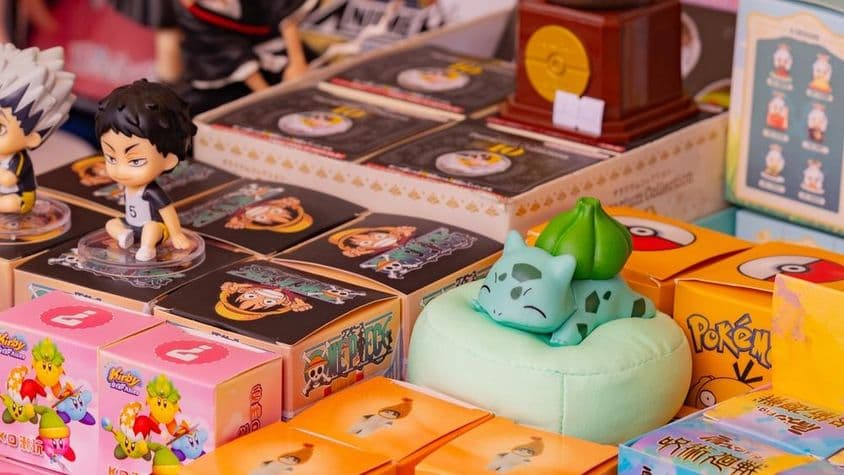 Coleção de merchandise de animes e jogos, incluindo Pokémon Bulbasaur, personagens de Haikyuu e figuras do Kirby.