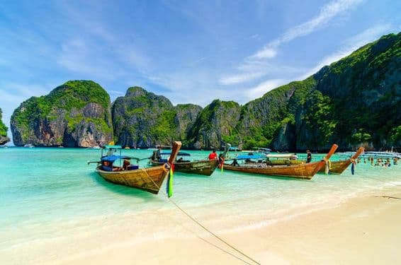 Vista da praia tropical em Maya Bay perto de Phuket, Tailândia.