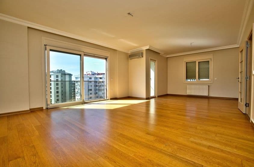 Sala vazia em uma casa de luxo em Dubai.