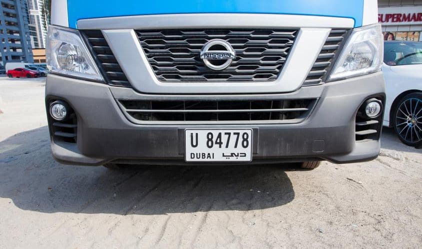 Carro com placa de Dubai.