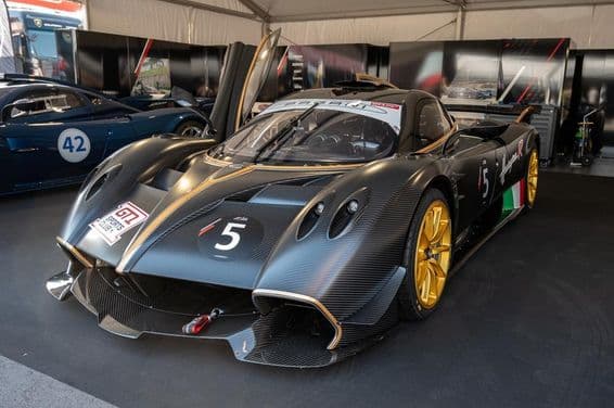 A impressionante vista frontal do Pagani Huayra R GT1 com textura de fibra de carbono.
