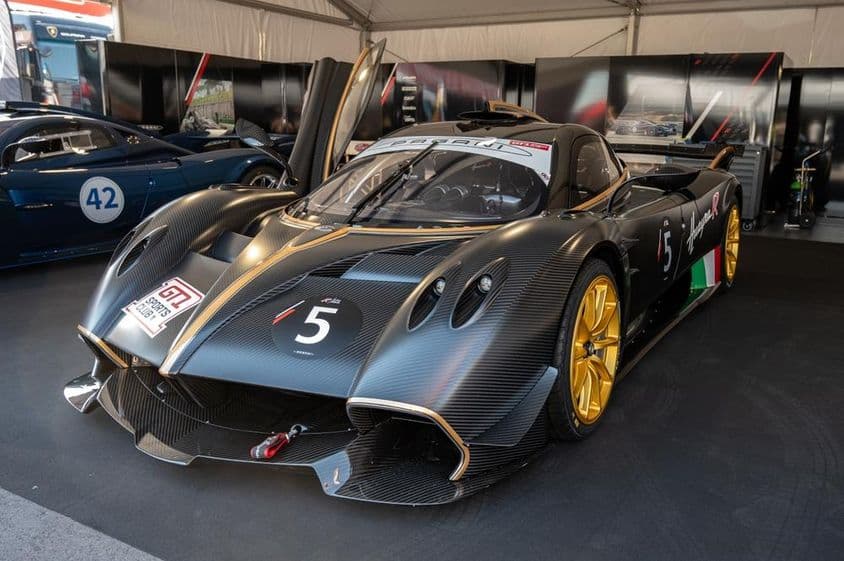 A impressionante vista frontal do Pagani Huayra R GT1 com textura de fibra de carbono.