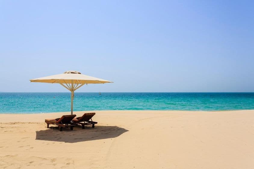 Espreguiçadeiras na areia da Praia Jumeirah, Dubai.