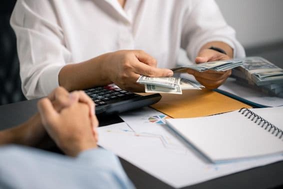 Uma pessoa gerenciando finanças com sabedoria, poupando dinheiro de seu salário, garantindo uma renda estável para pagamentos futuros e investimentos empresariais.