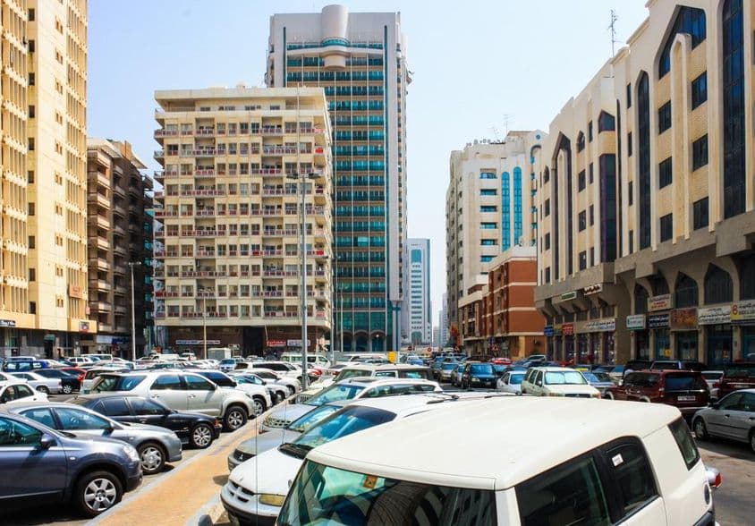 Vista do horizonte de Abu Dhabi e carros estacionados em Abu Dhabi.