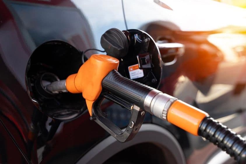 Abastecimento no posto de gasolina.