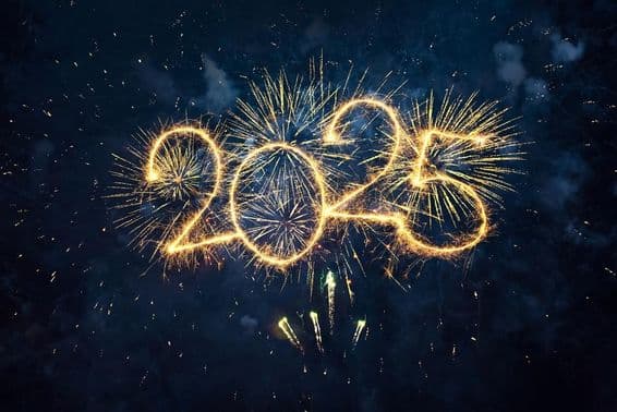 Feliz Ano Novo 2025, fogos de artifício dourados e números cintilantes, 2025 contra o céu azul noturno.