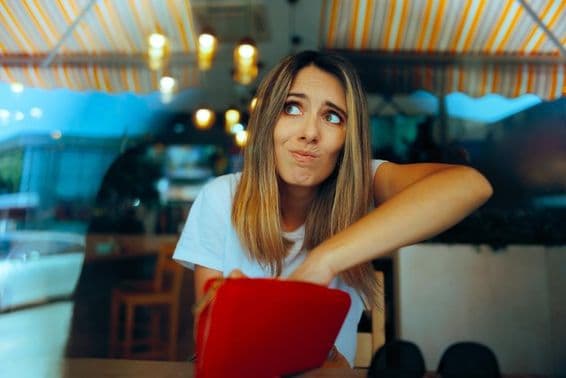 Convidada preocupada sem dinheiro suficiente devido a aumentos de preços.