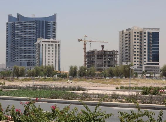 Edifícios residenciais no complexo comunitário Dubai Land Residence.