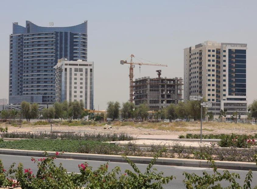 Edifícios residenciais no complexo comunitário Dubai Land Residence.