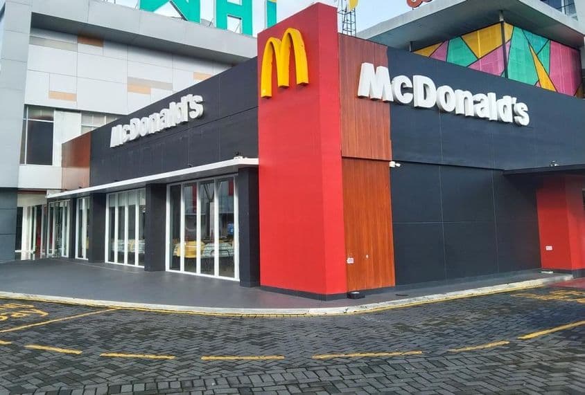 Restaurante do McDonald's em uma rua pequena.