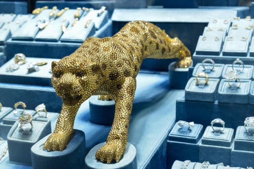 Figura de leopardo dourado incrustada com diamantes no mercado de ouro.