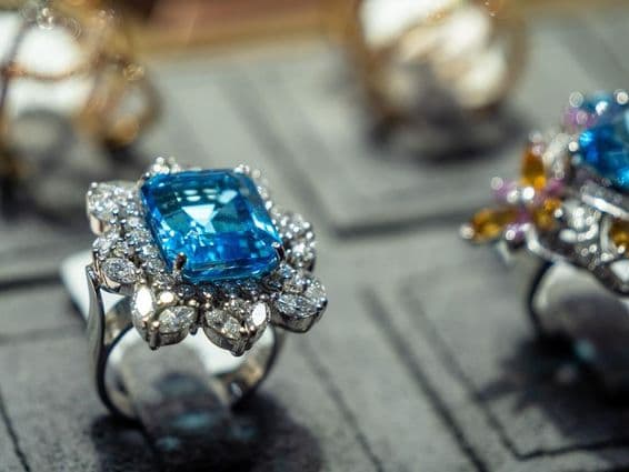 Anel de safira e diamante em Dubai.