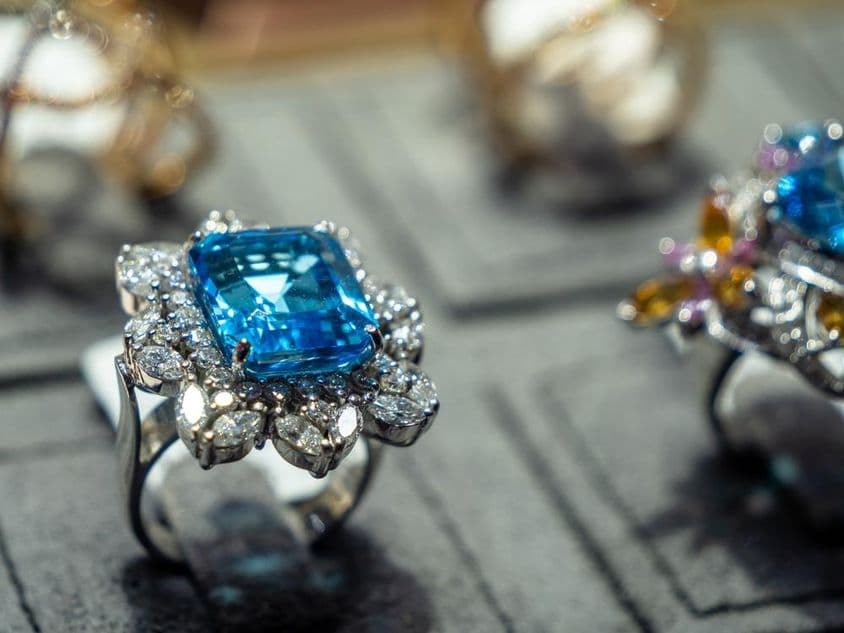 Anel de safira e diamante em Dubai.