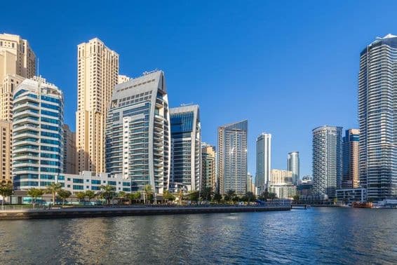 Arranha-céus no porto de Dubai Marina.