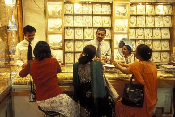 Loja de ouro no souq ou mercado na cidade antiga de Dubai.