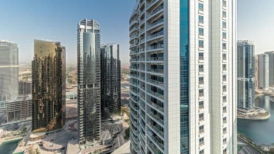 Vista aérea de prédios residenciais altos no distrito JLT, área de uso misto do centro de commodities de Dubai.