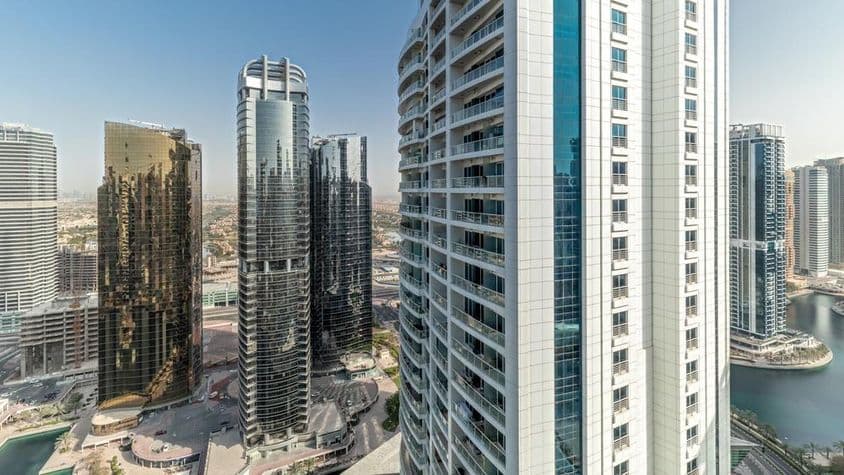 Vista aérea de prédios residenciais altos no distrito JLT, área de uso misto do centro de commodities de Dubai.