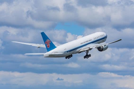 Uma aeronave cargueira Boeing 777-F da China Southern Airlines decolando do aeroporto.