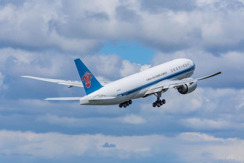 Uma aeronave cargueira Boeing 777-F da China Southern Airlines decolando do aeroporto.