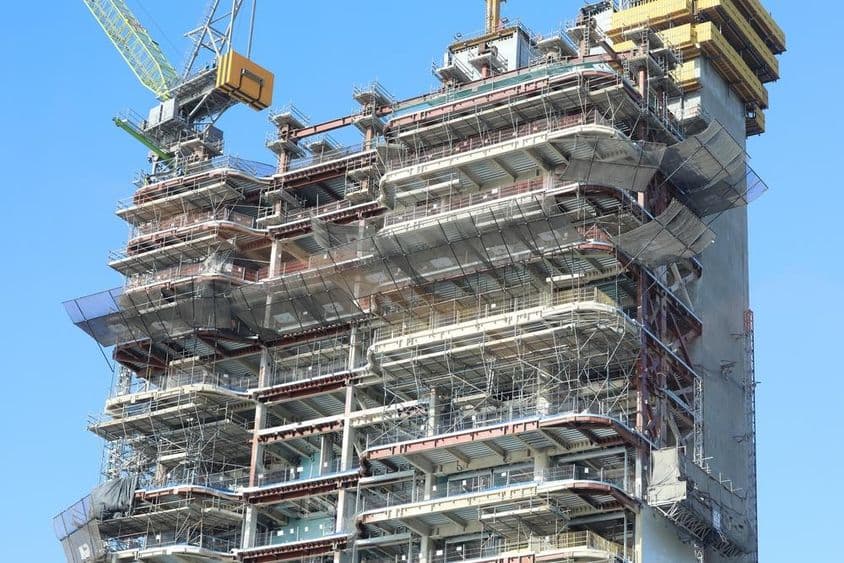 Trabalhos de construção em arranha-céus em Dubai.