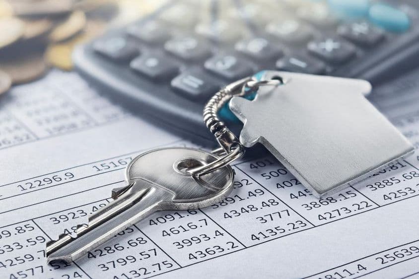 Imóveis, chaveiro com símbolo de casa.