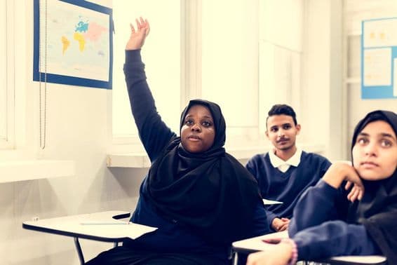 Crianças muçulmanas estudando em uma sala de aula