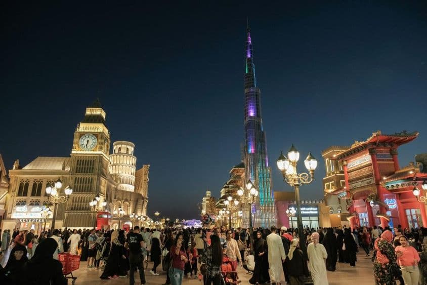 Como parte do festival de compras de Dubai, a Global Village atrai turistas para visitar diferentes pavilhões de países sob um único teto.