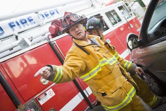 Bombeiros auxiliando em um acidente de tráfego.
